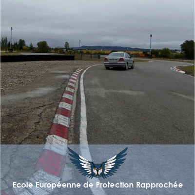 Formation d'un garde du corps à la conduite de sécurité de son véhicule